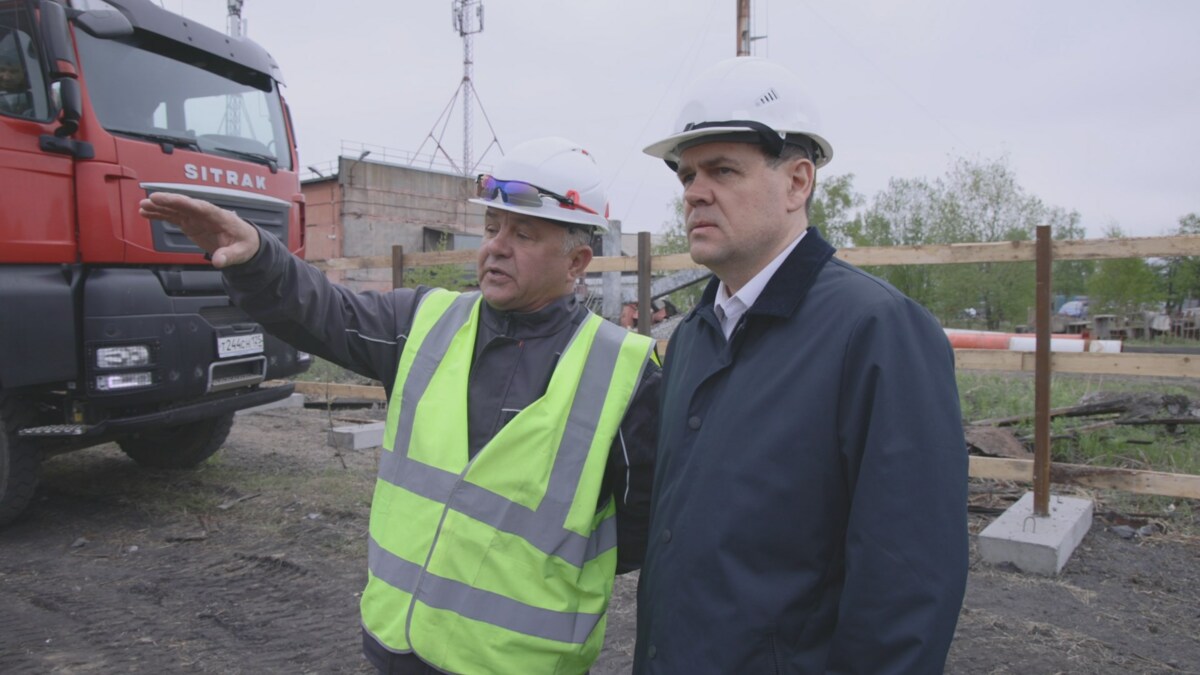 Сергей Тюлькин проверил ход работ на площадке строительства ледового дворца в городе Елизово
